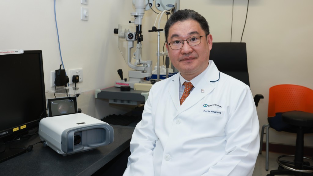 理大眼科視光學院眼科講座教授、梁顯利長者健康視覺教授及傑出創科學人教授何明光教授，研發自動便攜式眼底相機及AI識別和分析系統，為市民進行視力測試和糖尿眼篩查。