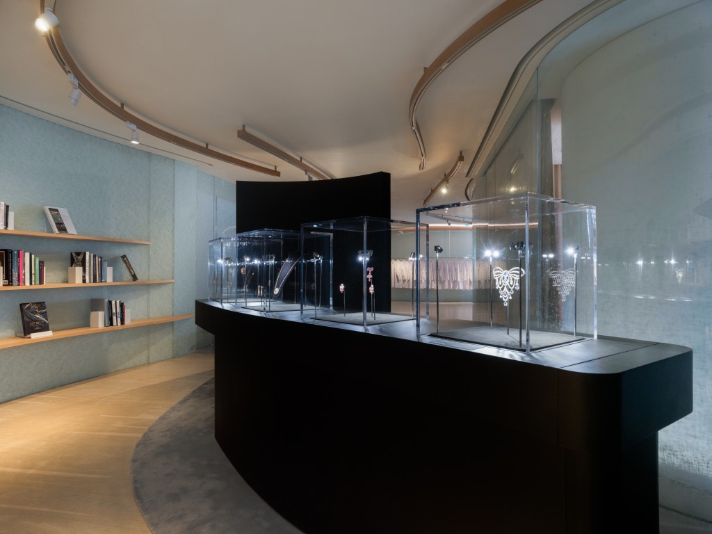 「神聖珠寶藝術：追尋永恆之美—有川一三珍藏展品」展覽，由即日至5月11日假學院亞太區分校舉行。