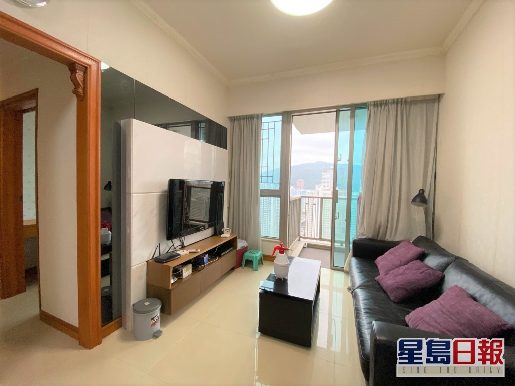 客廳外接露台，方便賞景，一室光猛通爽。