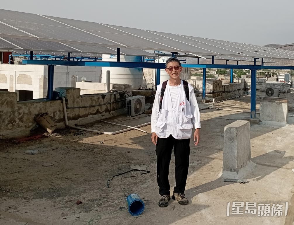 2023年,李耀輝在也門興建太陽能板。 2023年,李耀輝在也門興建太陽能板。