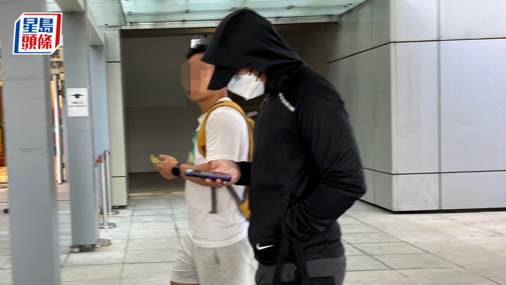 被告之一陳卓軒（黑衣口罩）強姦罪成還押候懲。資料圖片